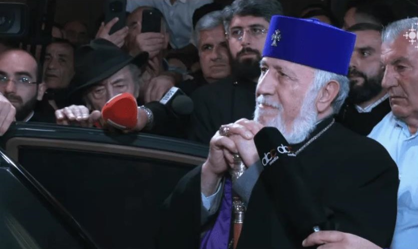 Taraftarları, Katolikos II. Karekin'i Yerevan'da havalimanında karşıladı